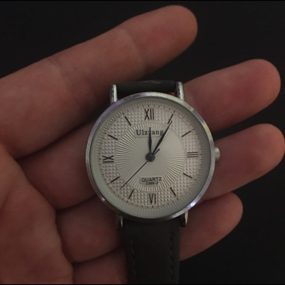Watch. Gray leather wristband